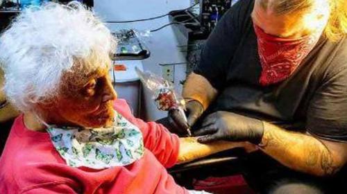 Cumple uno de sus sue&ntilde;os a los 103 a&ntilde;os: hacerse un tatuaje