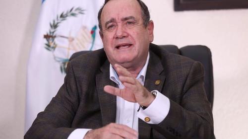 Denuncian a Alejandro Giammattei por incumplimiento de deberes