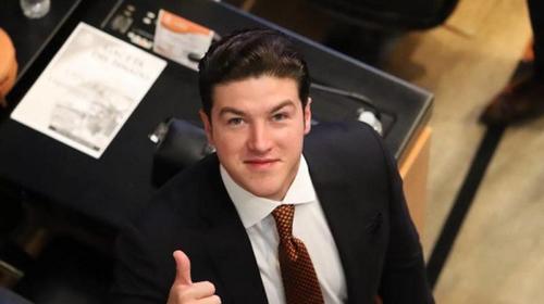 Senador mexicano es criticado por comentario hacia su esposa