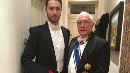 Hermano de exministro de Economía labora en Embajada de Francia