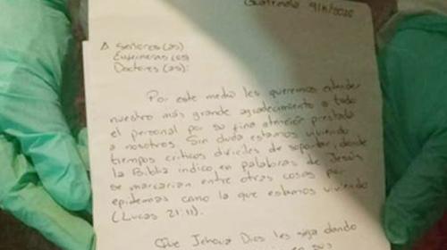Madre e hijo recuperados dejan carta a personal de salud