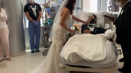 Novia da el "s&iacute;" al pie de la cama de novio contagiado de Covid