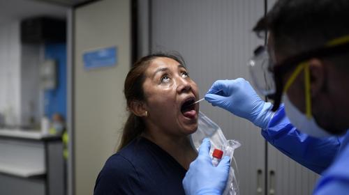 Salud analiza incluir pruebas de saliva para detectar el Covid-19