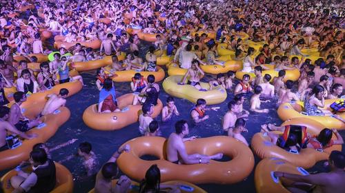China defiende la macrofiesta tecno realizada en piscina de Wuhan