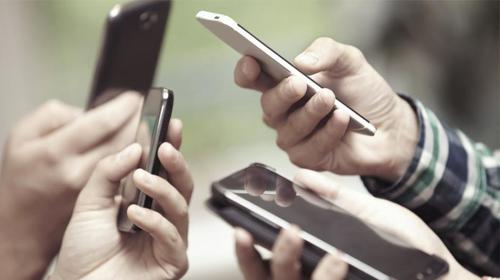 Infectólogos te dicen cómo limpiar tu celular contra el Covid-19