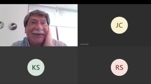 Alumnos consuelan a profesor desmotivado por falla t&eacute;cnica