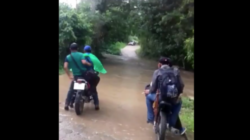 Agua arrastra a motorista que atraviesa r&iacute;o crecido en Cubulco
