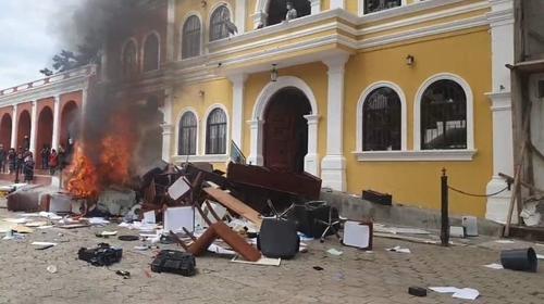 Disturbios en Quich&eacute; terminan en quema del interior de la muni