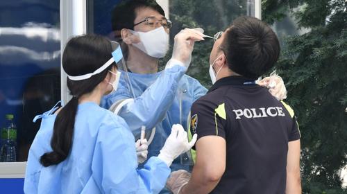 Investigadores descubren primer caso de reinfecci&oacute;n con Covid-19