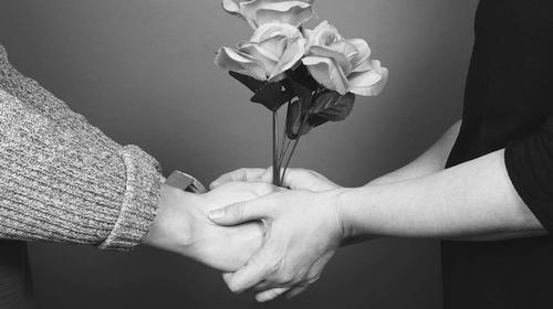 Dice que su esposa muri&oacute; de Covid por seguir informaci&oacute;n err&oacute;nea 