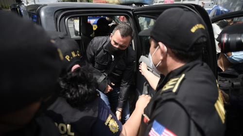 El cabestrillo como artilugio para evitar ser esposado