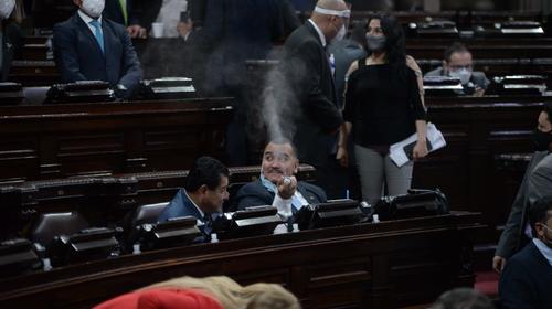 Diputado oficialista sin mascarilla durante la plenaria