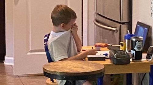 Madre capta a su hijo llorando en clases virtuales por pandemia