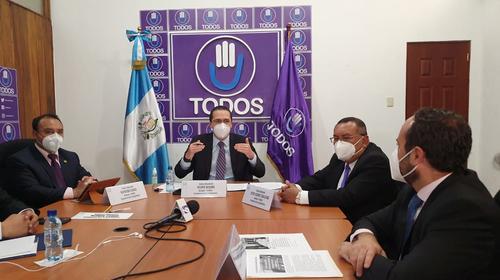 Felipe Alejos exige salida de médicos cubanos de Guatemala
