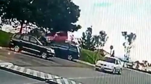 Piloto se descontrola y su veh&iacute;culo vuela sobre otros carros