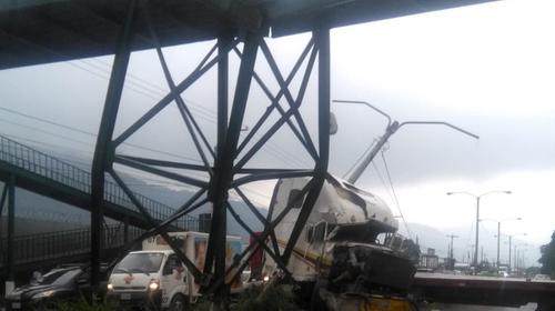 Trailer choca contra pasarela en la ruta hacia el Pac&iacute;fico