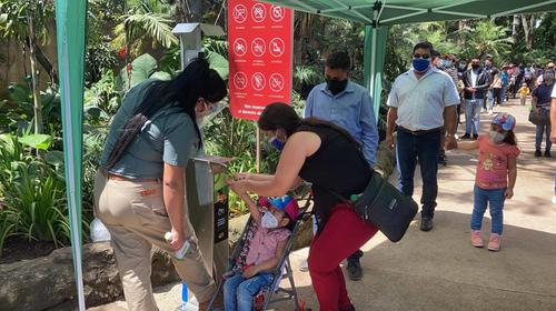 Largas filas para entrar al Zoológico pese al Covid-19