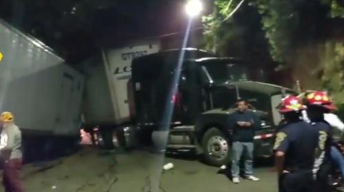 Camión y tráiler chocan y atropellan a agentes de la PMT