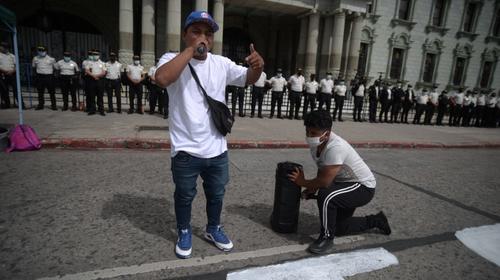 Guatemalteco canta al Presidente: "Escuche la voz de su gente" 