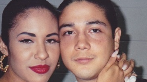 Viudo de Selena Quintanilla denuncia que lo excluyen de la serie