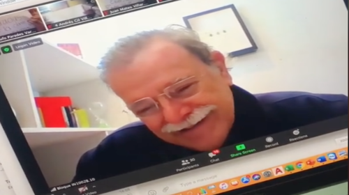 Estudiantes sorprenden a maestro y su reacción se viraliza