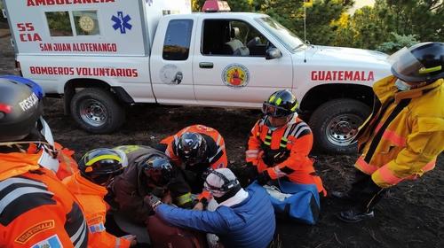 Rescatan a dos personas en la cima del volc&aacute;n de Acatenango
