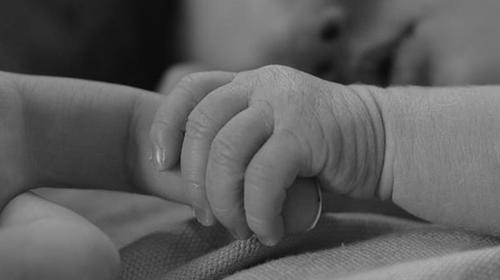 Mujer da a luz a bebé antes de morir por Covid-19 en México