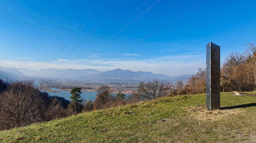 Aparecen nuevos monolitos en Reino Unido y Holanda