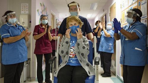 Covid-19: Margaret, la primera persona en recibir la vacuna