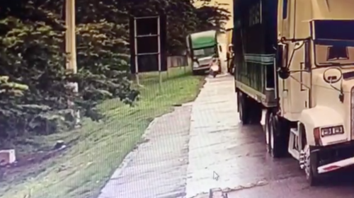 Camión sin frenos atropella a motorista en peaje en Honduras