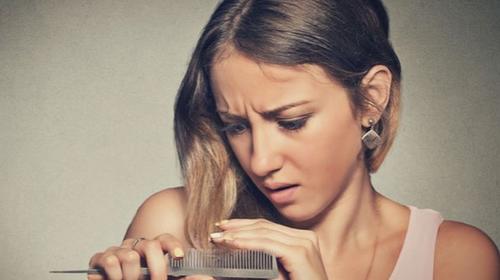 &iquest;Las canas en j&oacute;venes son un s&iacute;ntoma de que algo est&aacute; mal?