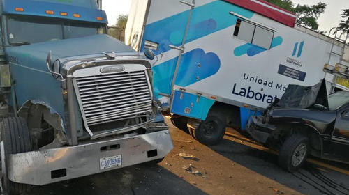 Laboratorio m&oacute;vil de Covid-19 choca contra un cabezal