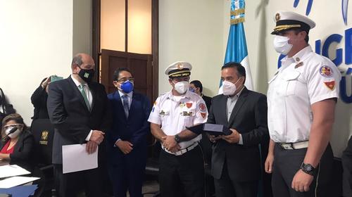 Comisi&oacute;n del Congreso condecora a quienes combaten el Covid-19