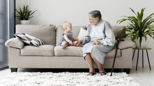 Critican a una mujer por exigir un pago para cuidar a su nieto