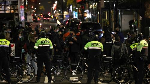 Carro embiste a multitud de manifestantes en Nueva York (video)