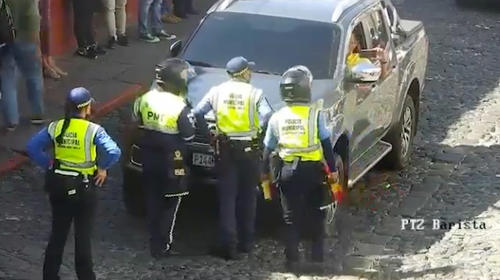 Piloto discute e intenta atropellar a agentes de PMT en Antigua