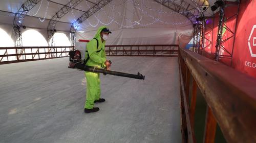 Municipalidad de Mixco insiste en pista de hielo pese a pandemia