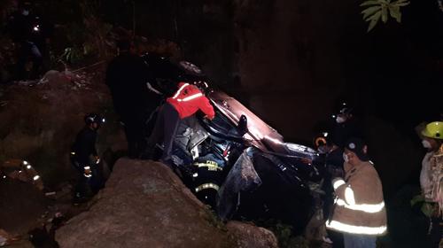 El carro que cay&oacute; en barranco en la ruta hacia Panajachel