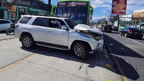 Vehículo choca contra un Transmetro en la Aguilar Batres