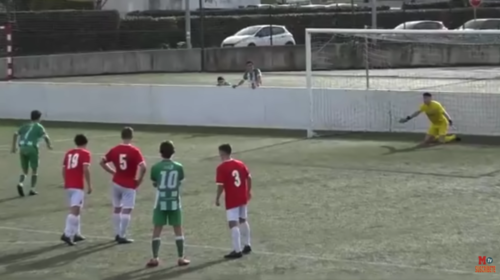 El inusual m&eacute;todo de un portero para detener penales (video)