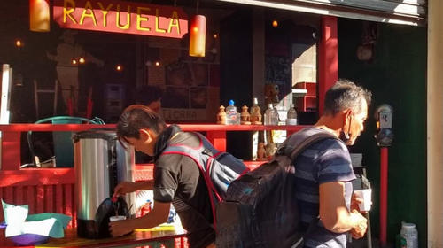 Tras incendio, Rayuela vuelve a ofrecer caf&eacute; a quien lo necesite