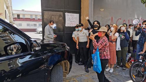 Estudiantes manifiestan frente al Congreso antes de la sesión