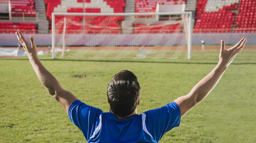 Futbolista llora tras dedicarle un gol a su abuela enferma 
