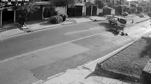 Graban accidente de motocicleta en el que una mujer falleció