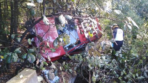 Rescatan a pasajeros de un veh&iacute;culo que cay&oacute; a barranco