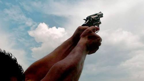 Bajo efectos de licor disparó al aire e hirió a una persona