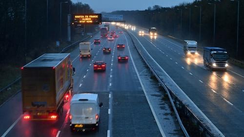 Reino Unido, aislado por el virus, teme quedarse sin provisiones