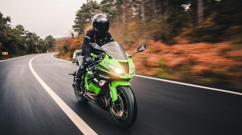 Graban imprudencia: hombre se para encima de moto en movimiento