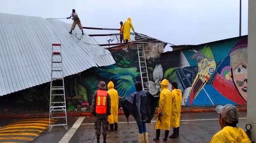 Fuertes vientos derriban techo de escuela en Cobán (video)