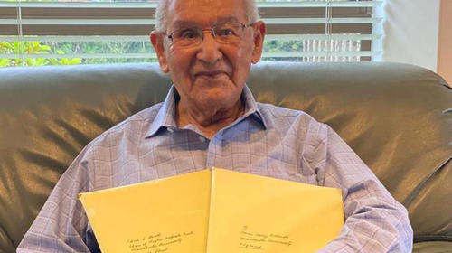 Hombre de 104 a&ntilde;os presenta tesis que resuelve un antiguo enigma